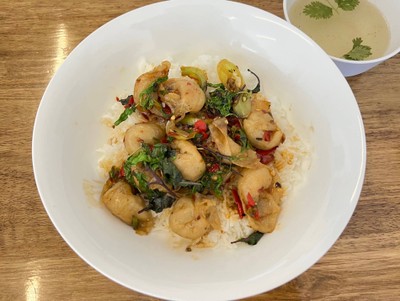 ข้าวกะเพราเกี๊ยวปลา