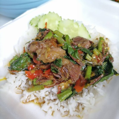 กะเพราเนื้อเปื่อยราดข้าว