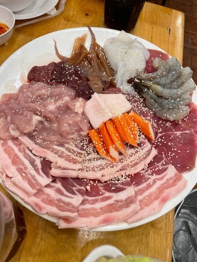 หญิงใหญ่ หมูกระทะ