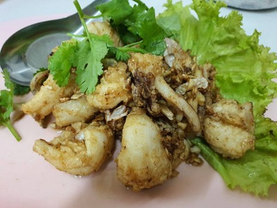 ปลาหมึกทอดกระเทียม