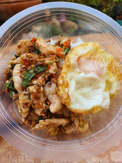 ข้าวราดกระเพราไก่กระต๊าก