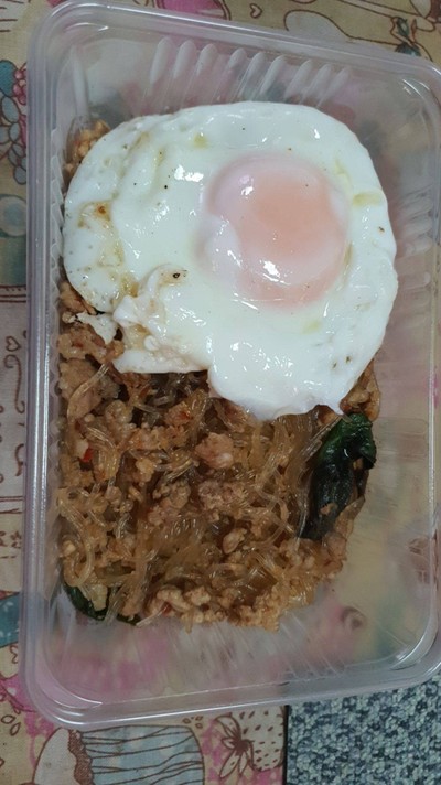วุ้นเส้นกระเพราหมูสับฉึกฉึก (กับข้าว)
