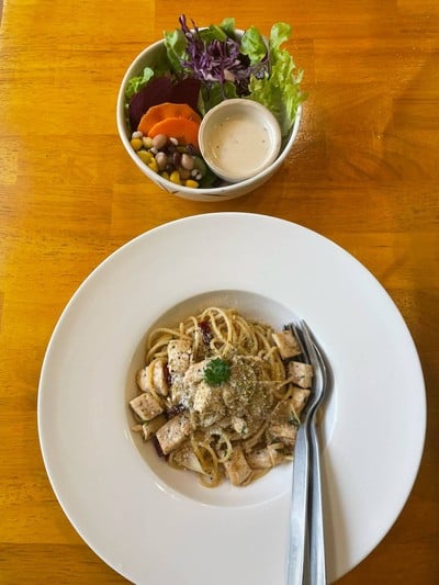 สปาเกตตีผัดพริกแห้งกับอกไก่