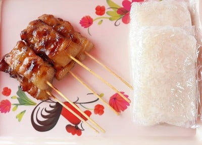 Grilled pork with Glutinous rice ข้าวเหนียว หมูปิ้ง