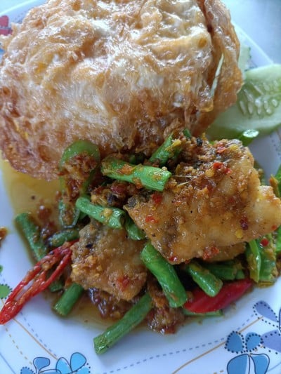 ปลากะพงผัดเครื่องแกง ราดข้าว