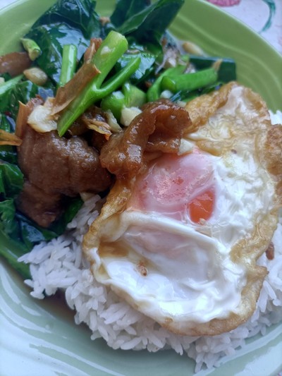 คะน้าหมูทอด ราดข้าว