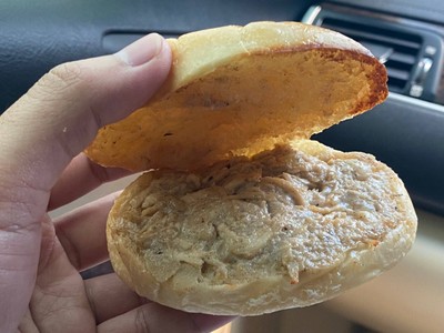 ขนมปังอกไก่ซอสขาวพริกไทยดำ