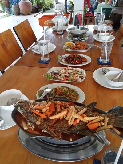 อาหาร หรือ เครื่องดื่ม