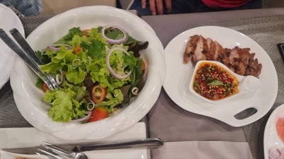 สลัด+ไก่ทอด
