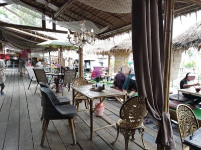 บรรยากาศ ร้านนั่งห้อยขา@นครชัยศรี