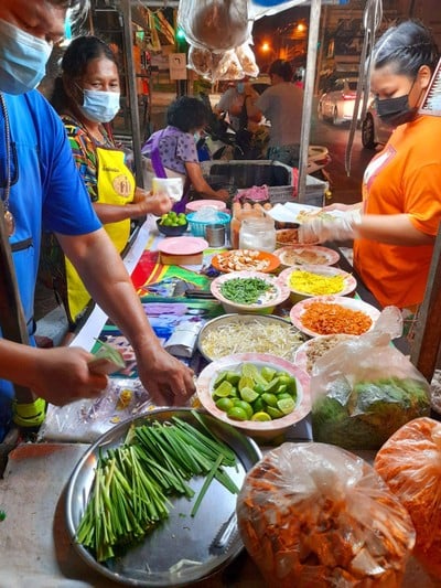 ทีมงานที่ร้านช่วยกันทำแต่ละหย้าที่อย่างคล่องแคล่ว