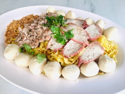 บะหมี่แห้งถาดจุใจ (หมูสับ หมูแดง ลูกชิ้นหมู)