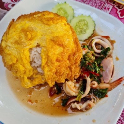 ข้าวราดกะเพรากุ้งและปลาหมึก+ไข่เจียว