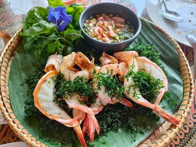 ยำกุ้งย่างใบชะพลู