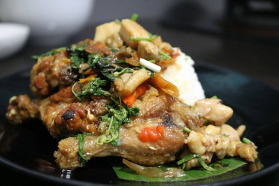 กระเพราน่องไก่ รสเด็ด