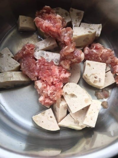 วิธีทำ ยำวุ้นเส้นหมูสับหมูยอ วิธีทำ ยำวุ้นเส้นหมูสับหมูยอ