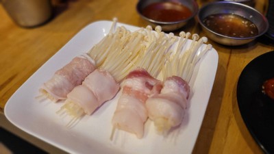 หมูสามชั้นพันเห็ดเข็มทอง