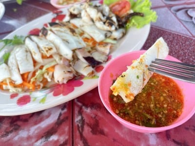 ปลาหมึกย่าง น้ำจิ้มซีฟู้ดอร่อยอยู่แล้วว