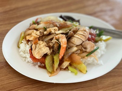 ผัดเปรี้ยวหวานราดข้าว