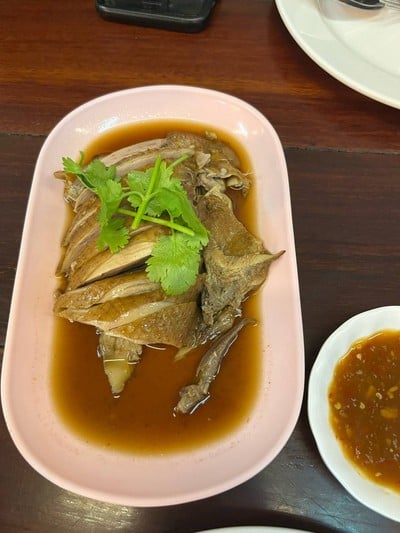 เป็ดพะโล้ เมนู signature ของร้าน มาแล้วต้องสั่งนะ ! เป็ดฉ่ำๆ เลยจ้า 