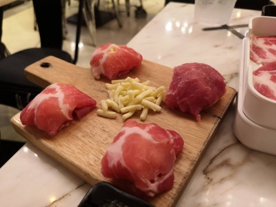 หมูคุโรบุตะห่อชีส