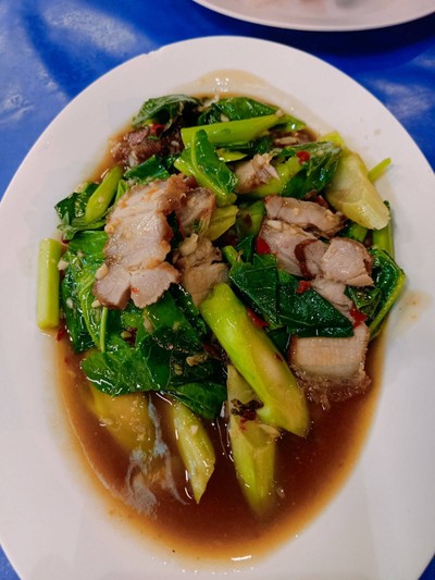 ผัดคะน้าหมูกรอบ