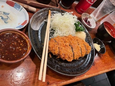 หมูและเนื้อบดชุบแป้งทอดข้างในมีชีท