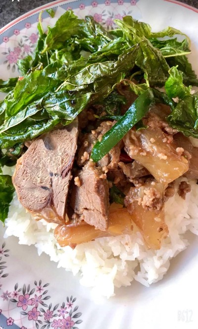 ผัดกระเพราเนื้อตุ๋นกระเพรากรอบ