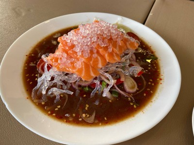 ยำแซลม่อนเพิ่มไข่แดงเค็ม