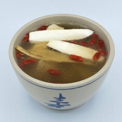 น่องไก่ตุ๋นยาจีน