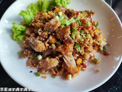 สามชั้นคั่วพริกเกลือ