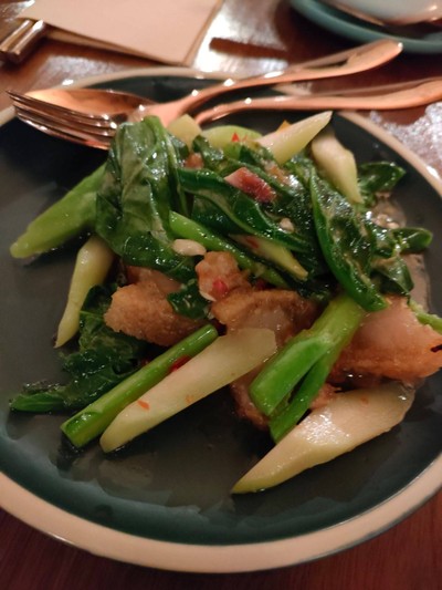 ผัดคะน้าหมูกรอบ