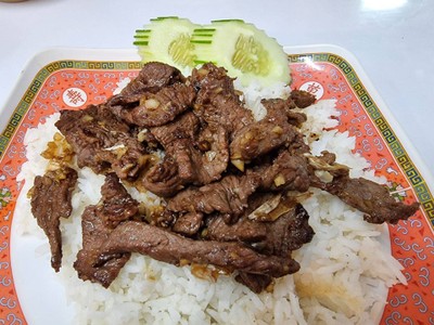ข้าวราดเนื้อทอดกระเทียม