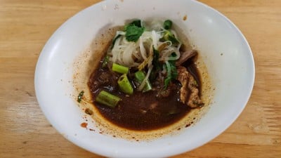 ก๋วยเตี๋ยวเส้นเล็กน้ำตกหมู