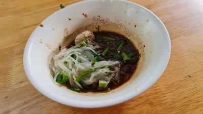 ก๋วยเตี๋ยวเส้นเล็กน้ำตกหมูไม่ใส่พริก