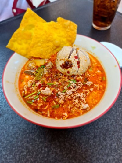 เส้นเล็กต้มยำน้ำข้นลูกชิ้นยักษ์