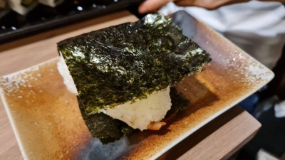 ข้าวปั้นไส้บ๊วย