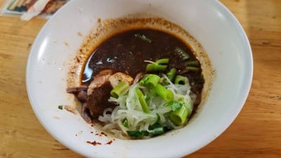 ก๋วยเตี๋ยวเส้นเล็กน้ำตกเนื้อ