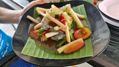 ยำกุ้ง ใส่สายบัว