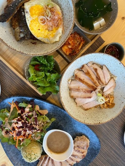 ข้าวหมูจิ๋มเเจ่ว