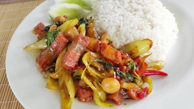ข้าวผัดกระเพราหมูสามชั้น