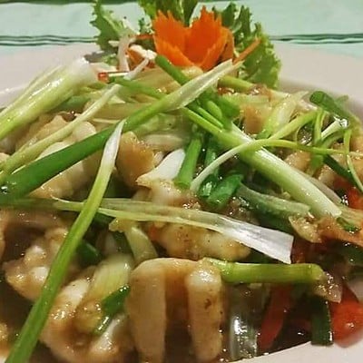 Stir fried squid and spring onion with oyster sauce