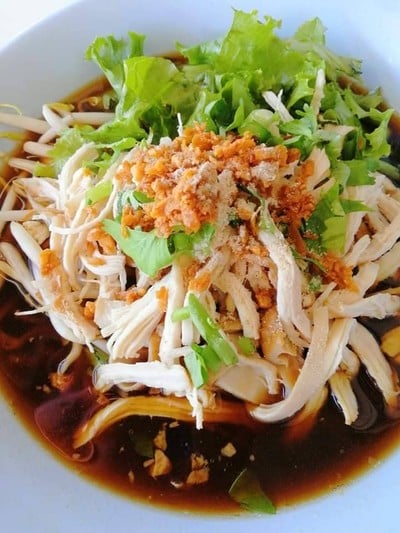 เมนูของร้าน ก๋วยเตี๋ยวไก่ตุ๋นราชพฤกษ์ ข้าวหมูทอดสุดแซ่บ
