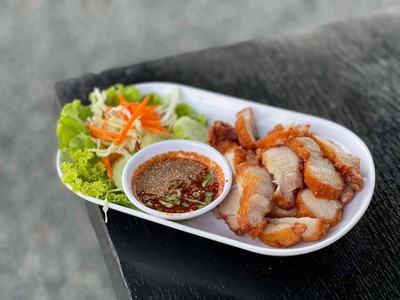 สามชั้นทอดน้ำปลา