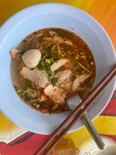 เส้นเล็กหมูต้มยำ