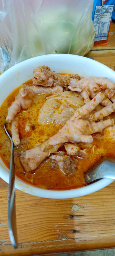 ขนมจีนน้ำยาไก่เพิ่มตีน เพิ่มน่อง