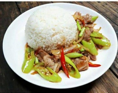ผัดพริกหยวกไก่ราดข้าวหอมมะลิ
