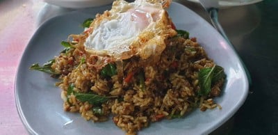 กะเพราเนื้อคลุกข้าวไข่ดาว