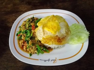 ผัดใบกะเพราหมูไก่ราดข้าว