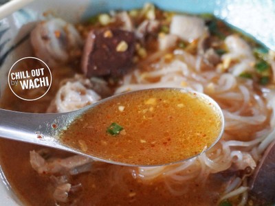 ก๋วยเตี๋ยวเส้นเล็กน้ำต้มยำ